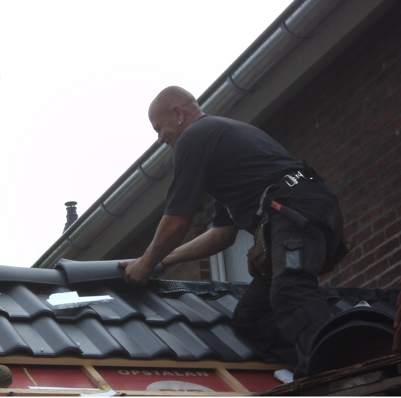 Ervaren dakdekker van Driessen Dakwerk aan het werk op een dak
