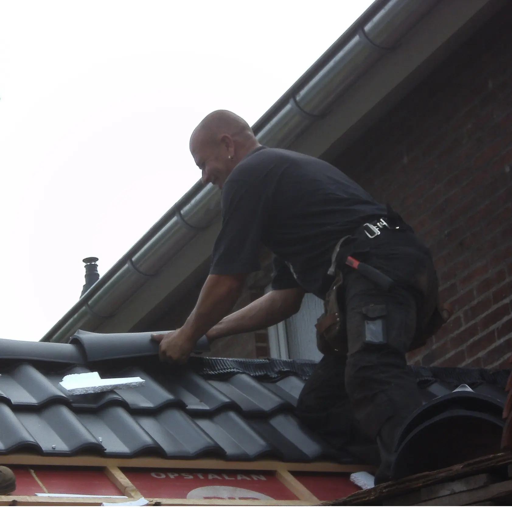 Ervaren dakdekker van Driessen Dakwerk aan het werk